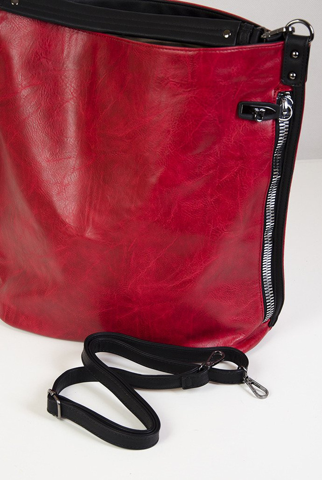 Duża czerwona torebka z ozdobnym zamkiem z boku