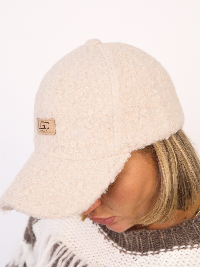 CZAPKA Z IMITACJI BARANKA Z DASZKIEM I LOGO- BEŻOWA