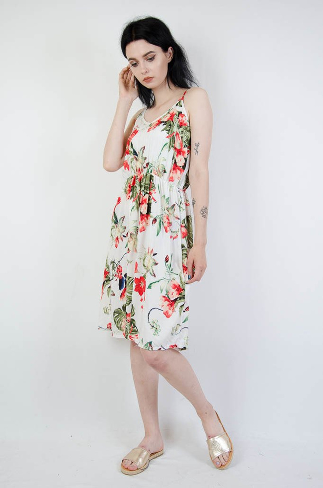 Biała sukienka w motyw kwiatowy