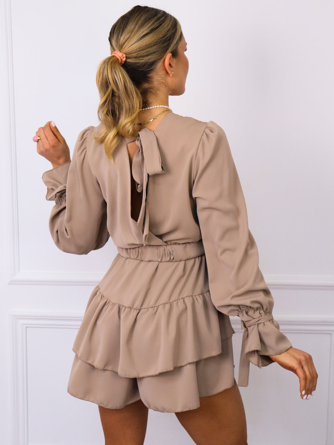 KOMBINEZON Z FALBANAMI WIĄZANY NA PLECACH- BRĄZOWY