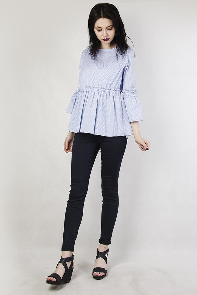 Koszula w paski z szerokim rękawem oraz wiązaniem