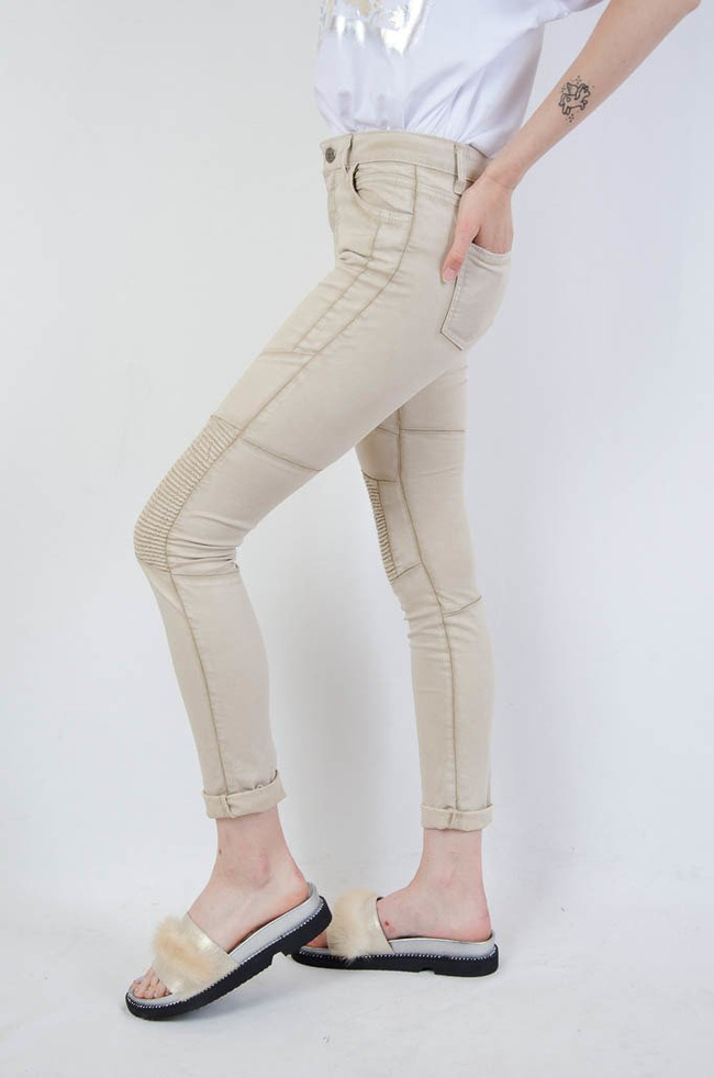 Beżowe spodnie z przeszyciami na kolanach