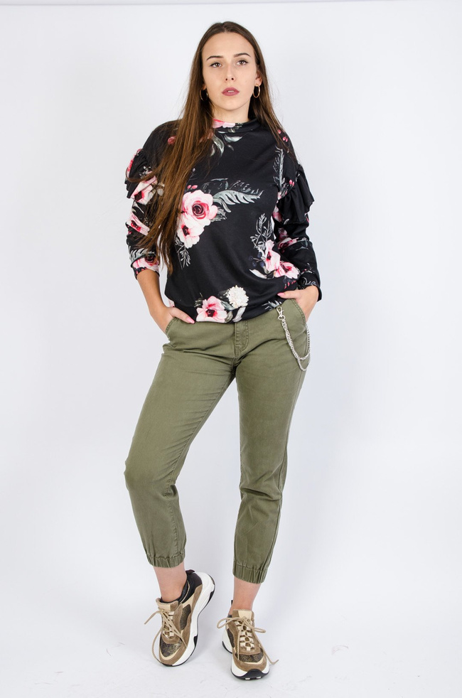 Czarna bluza w kwiaty z falbankami na rękawach