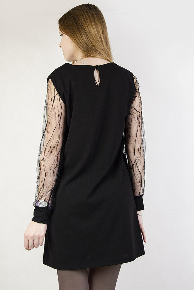 Czarna sukienka z transparentnymi rękawami i wisiorkiem