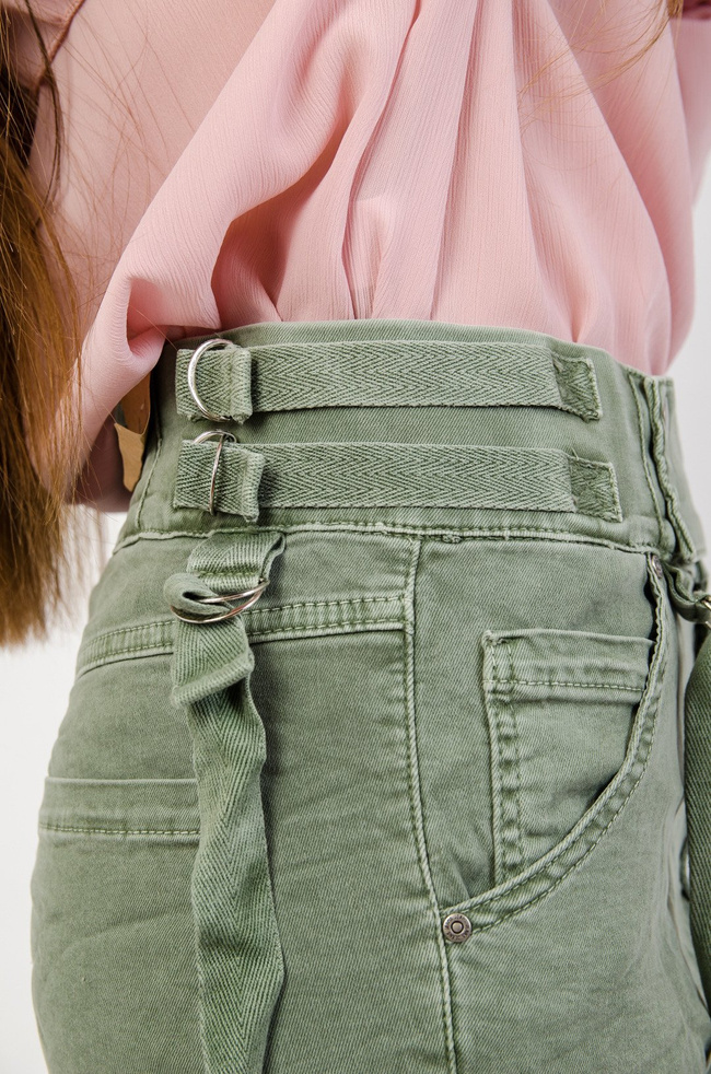 Joggery w kolorze khaki z kieszeniami oraz szelkami