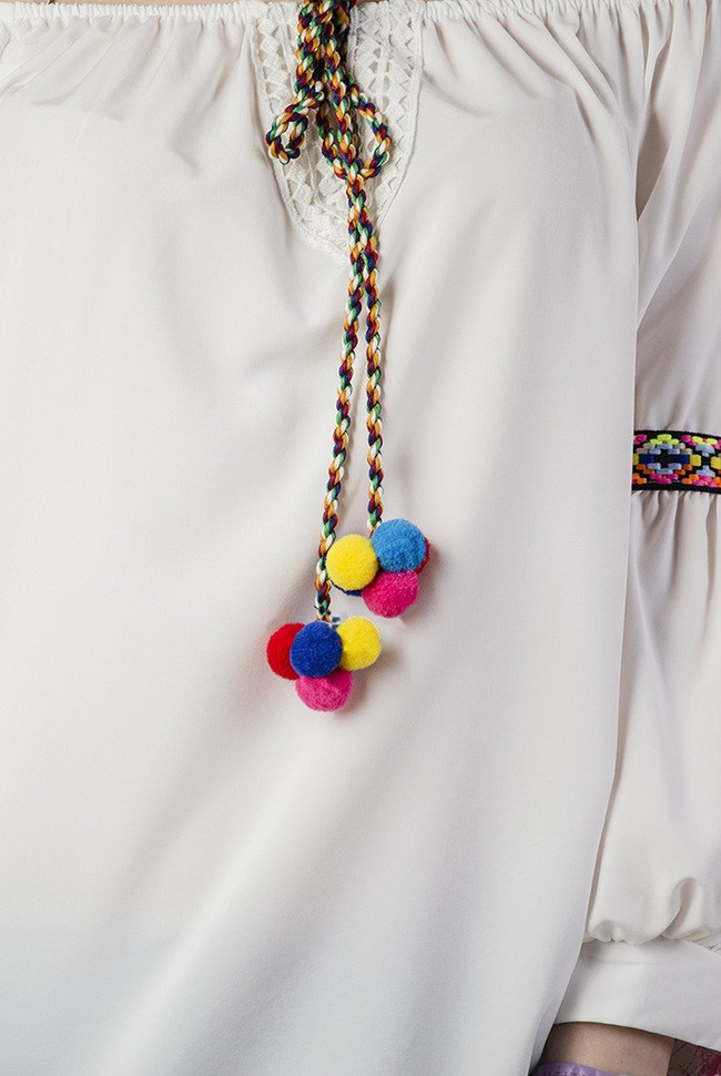 Biała bluzka hiszpanka z pomponami