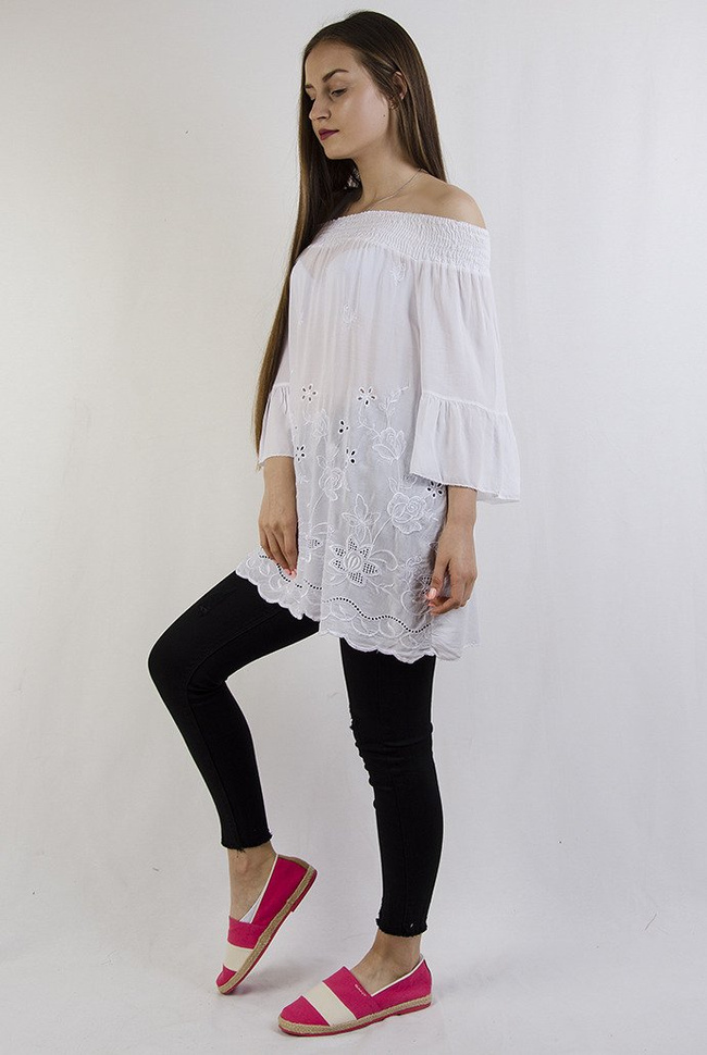 Biała bluzka z szerokim ściągaczem w dekolcie