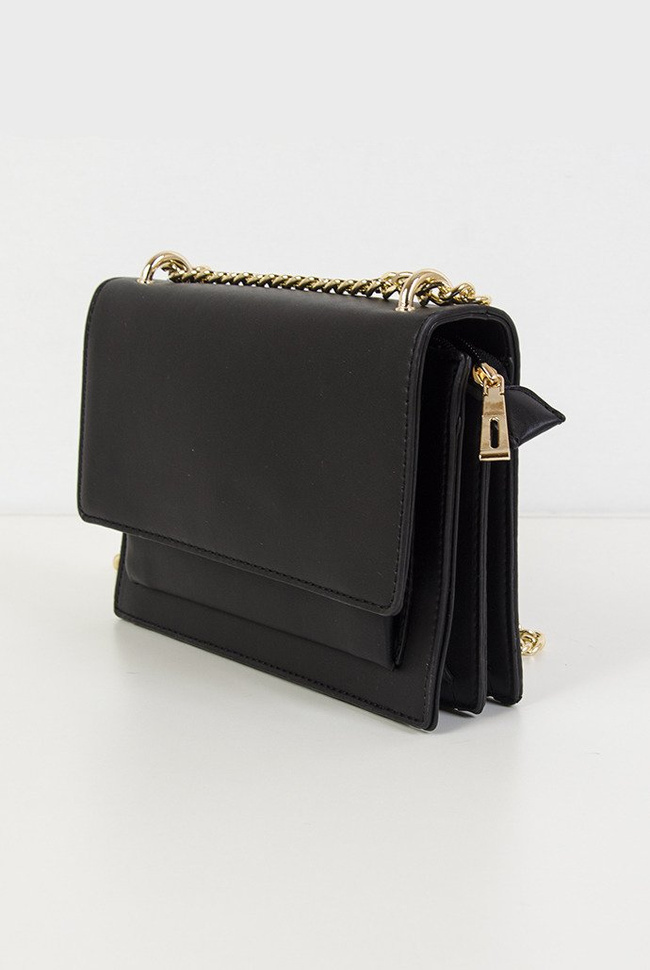 Czarna torebka na złotym łańcuszku