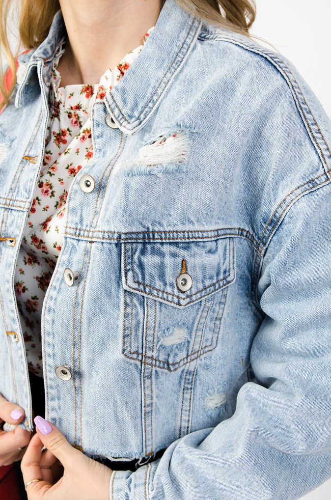 Krótka kurtka jeansowa oversize z przetarciami