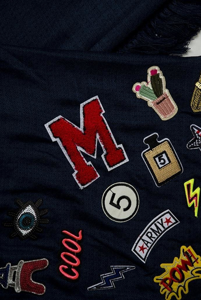 Granatowy szal z naszywkami