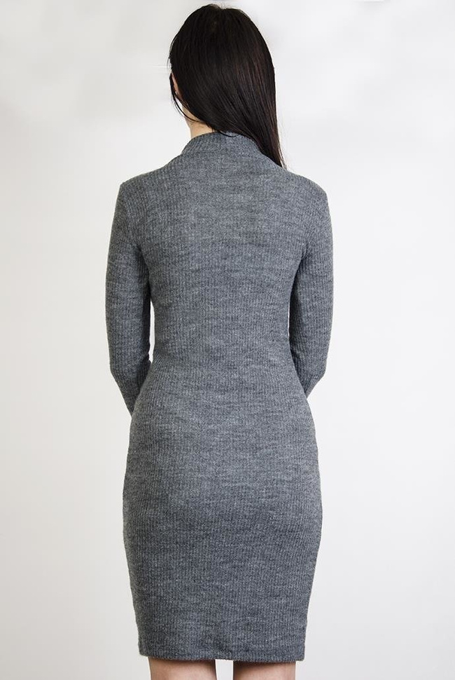 Długa, szara sukienka prążkowana z paskiem przy szyi