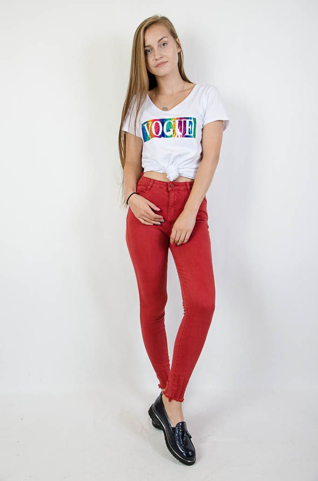 Czerwone spodnie jeansowe z szarpaniami na dole nogawki