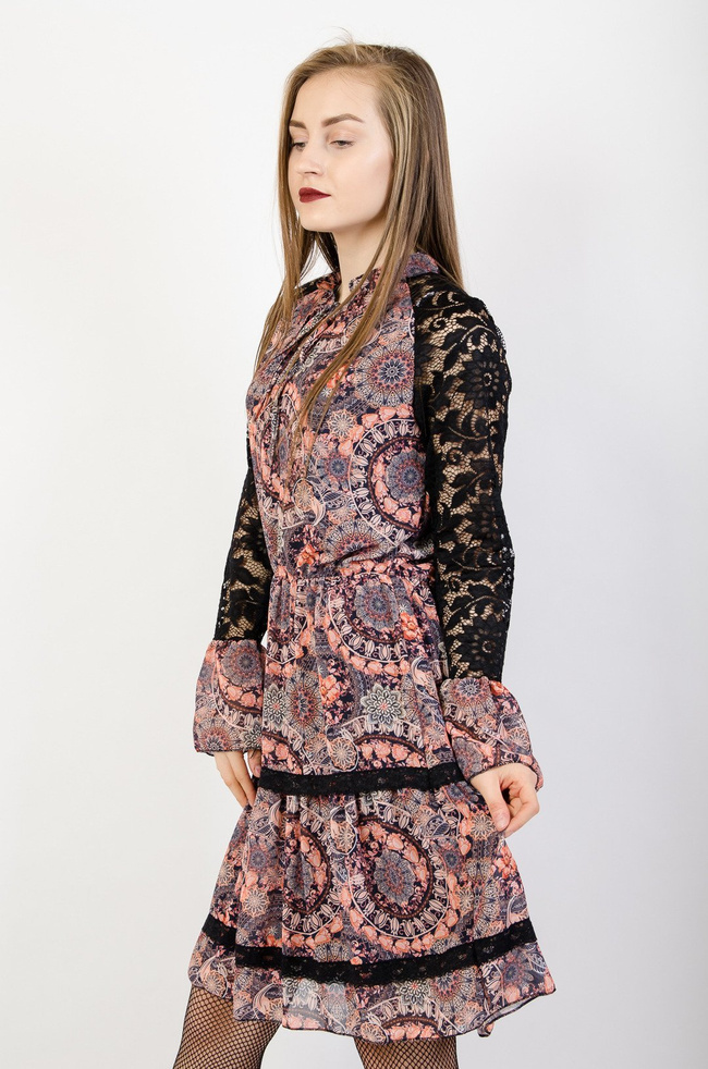 Wzorzysta sukienka z koronkowymi rękawami 