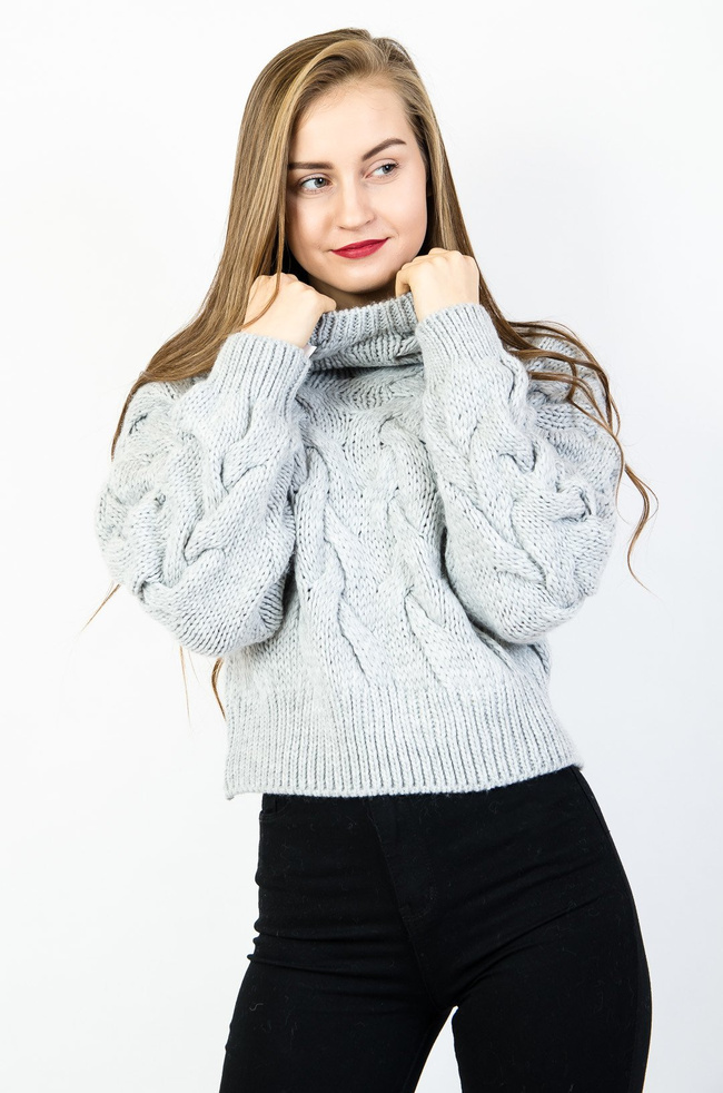 Szary krótki sweter z półgolfem grubo pleciony