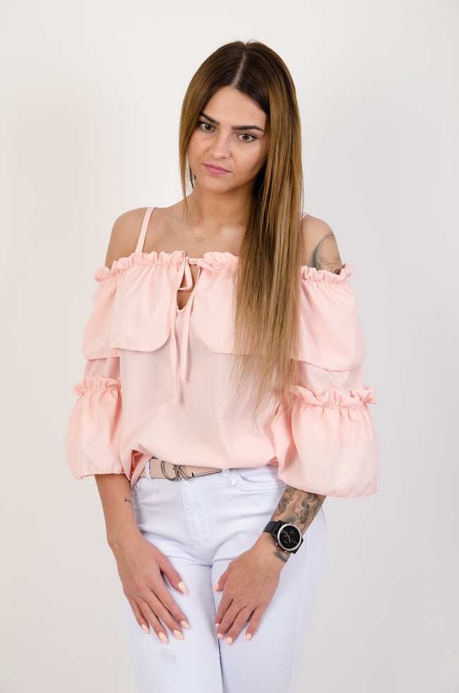 Różowa bluzka hiszpanka z wiązaniem przy dekolcie