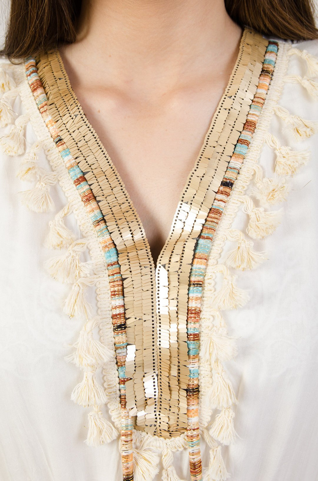 Długa sukienka ze złotymi cekinami obszyta pastelowymi frędzlami