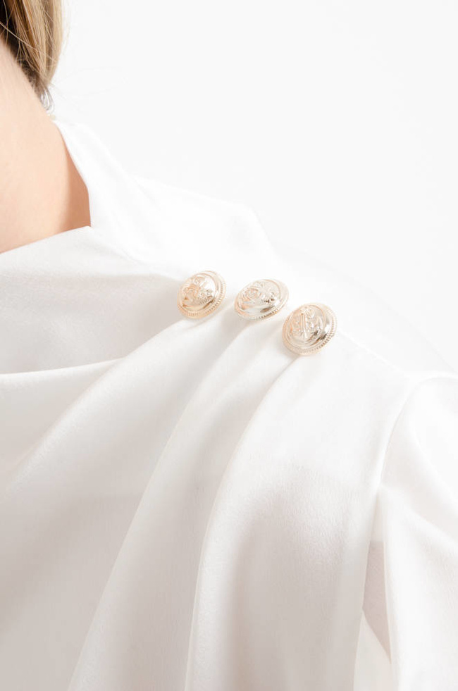 BIAŁA SATYNOWA BLUZKA Z OZDOBNYMI GUZIKAMI NA RAMIONACH 