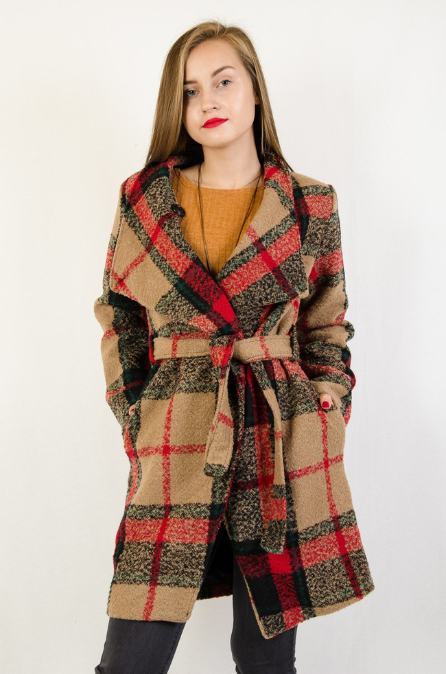 Beżowy płaszcz w kratę, z wiązaniem w pasie oraz guzikiem przy szyi