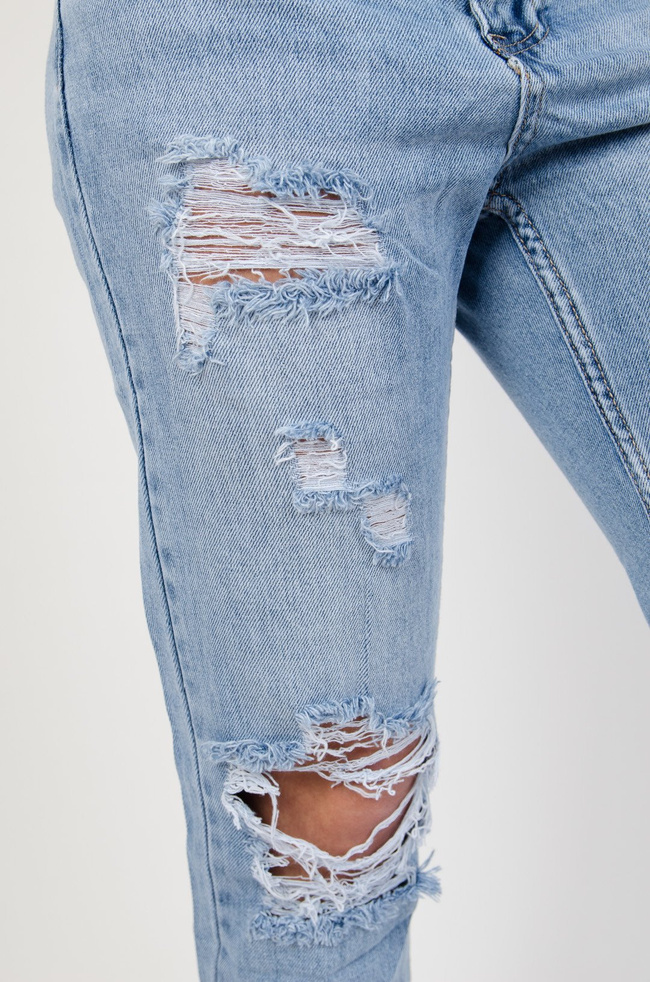 Spodnie jeansowe typu boyfriend z dziurami