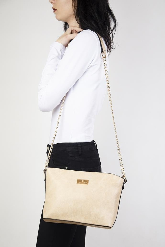 Beżowa torebka na złotym łańcuszku