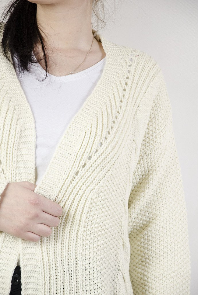 Długi kremowy sweter z kieszeniami