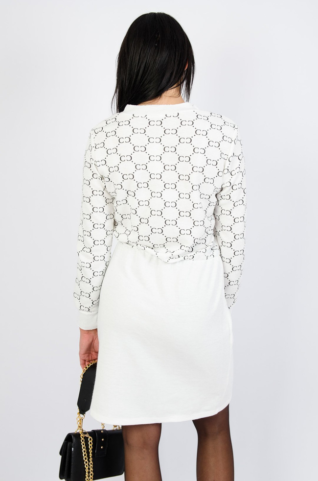 Biała dzianinowa sukienka z zakładką na dole