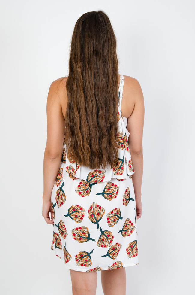 Biała wzorzysta sukienka z hiszpańskim dekoltem 