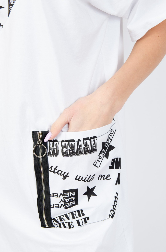 BAWEŁNIANA SUKIENKA OVERSIZE Z NAPISAMI W KOLORZE BIAŁYM 