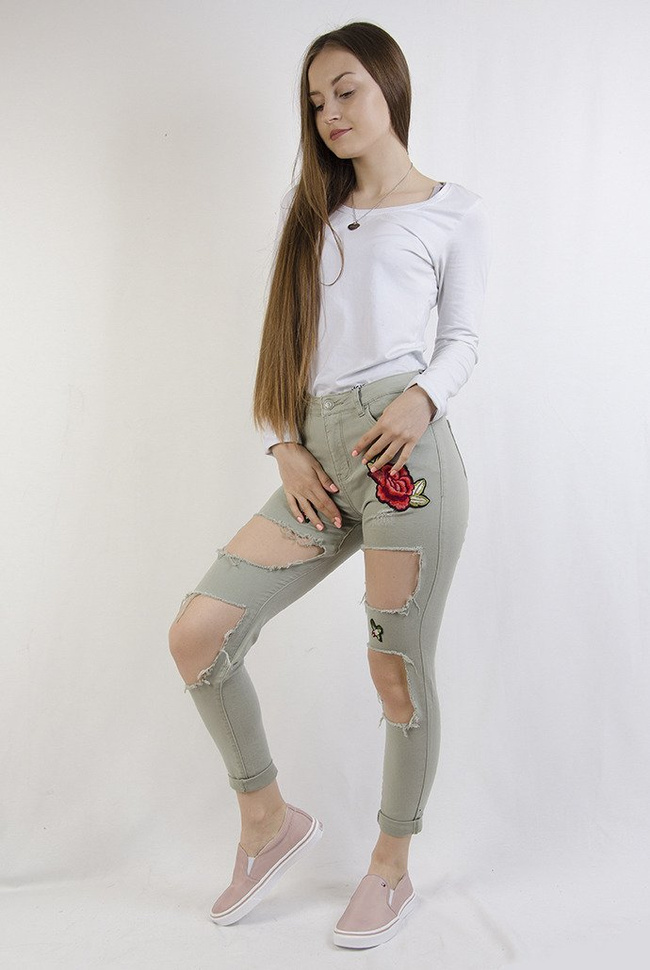 Zielone spodnie z dziurami