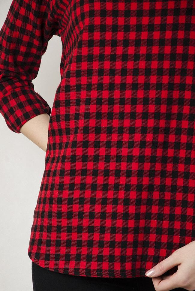 Asymetryczna czerwona bluzka w kratę