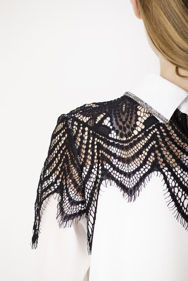 Biała koszula z czarnym, ażurowym zdobieniem