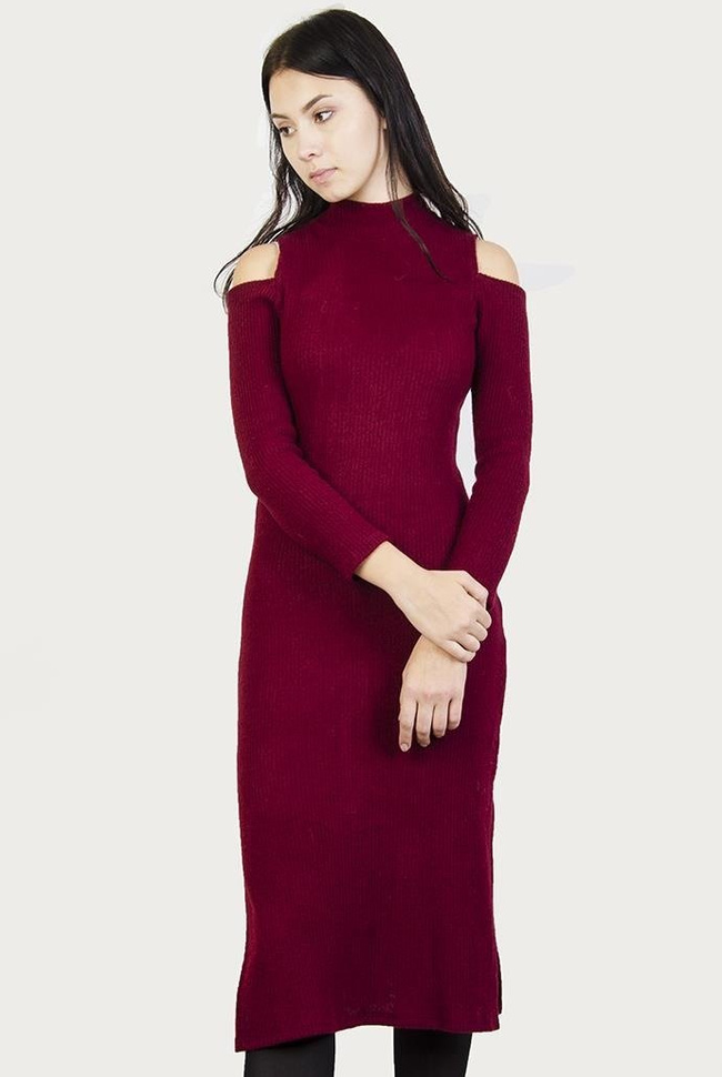 Bordowa, prążkowana sukienka midi z wycięciami na ramionach