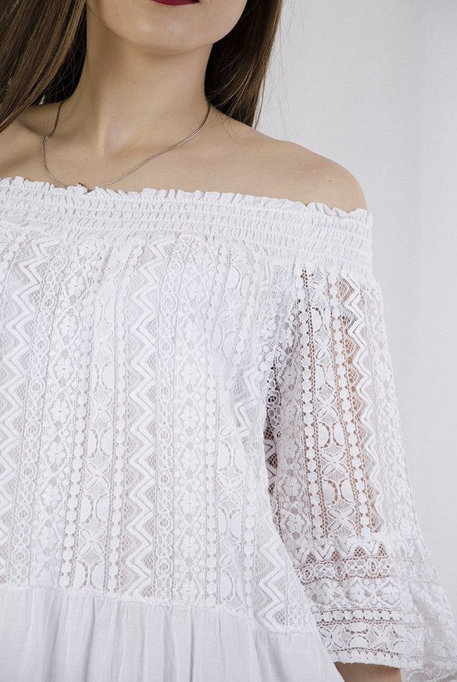 Biała sukienka z ażurowymi wstawkami