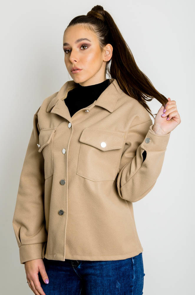 BEŻOWY KRÓTKI PŁASZCZ ZAPINANY NA GUZIKI Z KIESZENIAMI