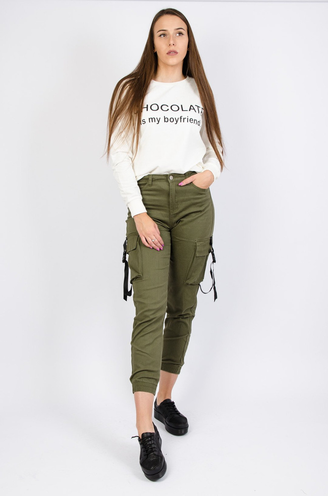 Zielone bojówki z paskami po bokach