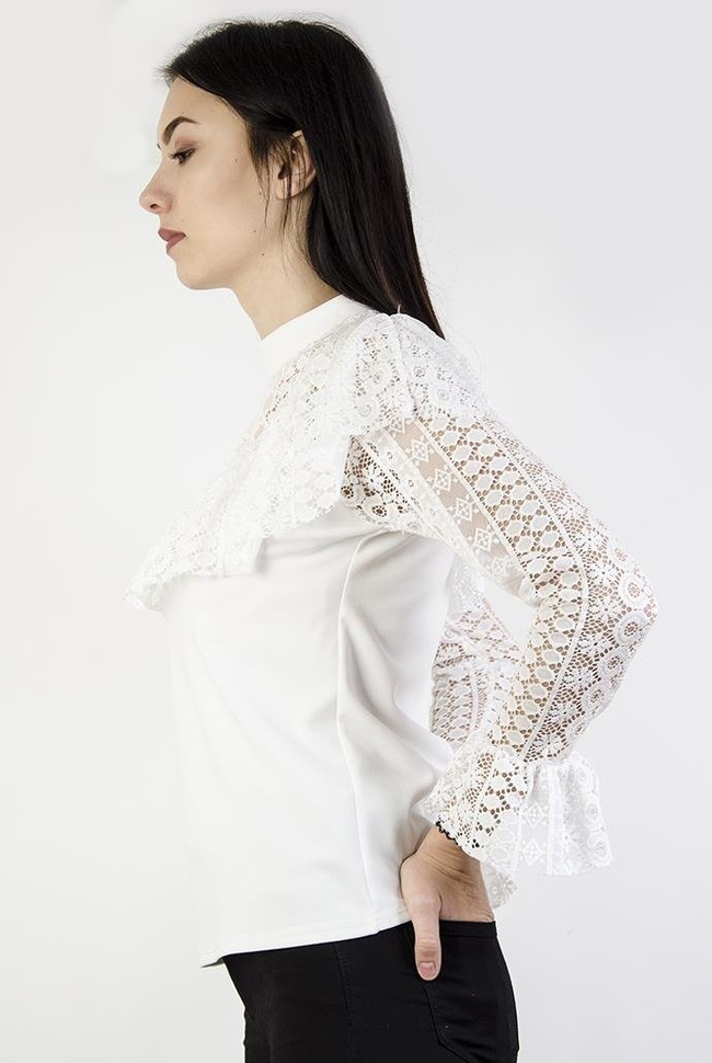 Biała bluzka z ażurowymi wstawkami i falbanką przy dekolcie