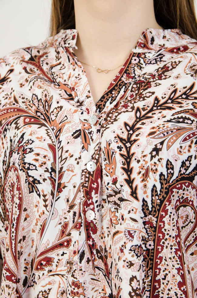 Biała wzorzysta bluzka zapinana na guziki