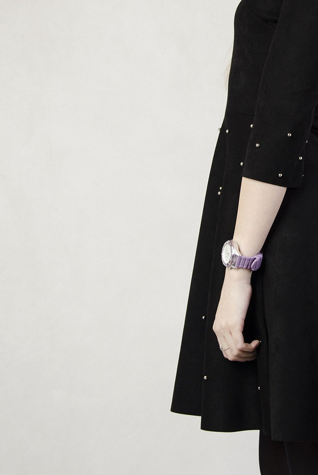 Czarna rozkloszowana zamszowa sukienka z perełkami