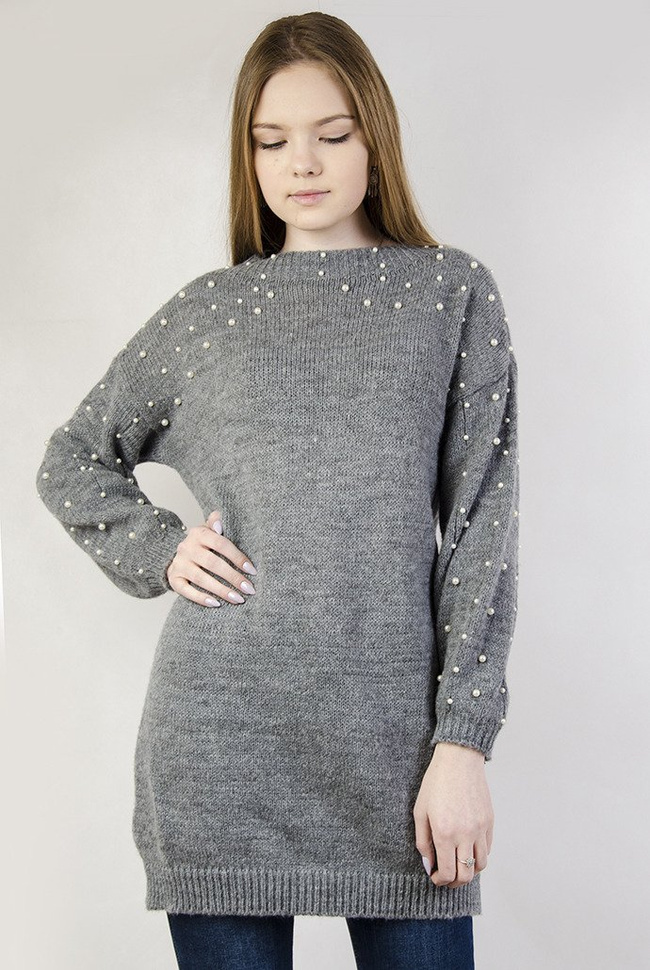 Szary długi sweter z perełkami przy dekolcie oraz rękawach