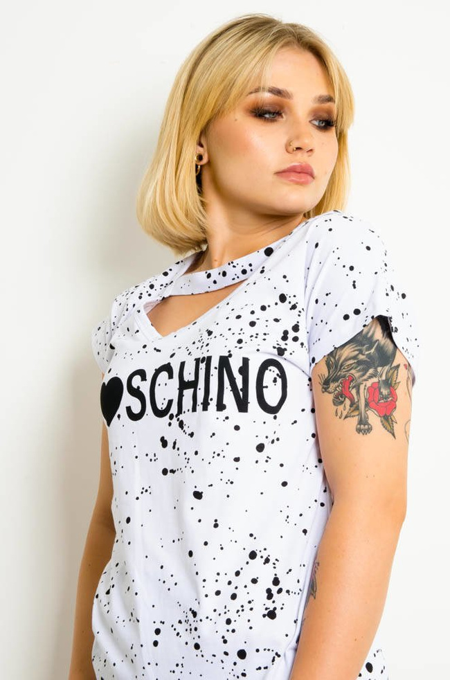 BIAŁY T-SHIRT W BIAŁE PLAMKI Z NAPISEM -WYCIĘCIE W DEKOLCIE
