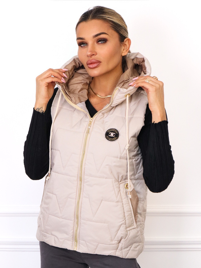 KAMIZELKA Z KAPTUREM I NASZYWKĄ- BEŻOWA