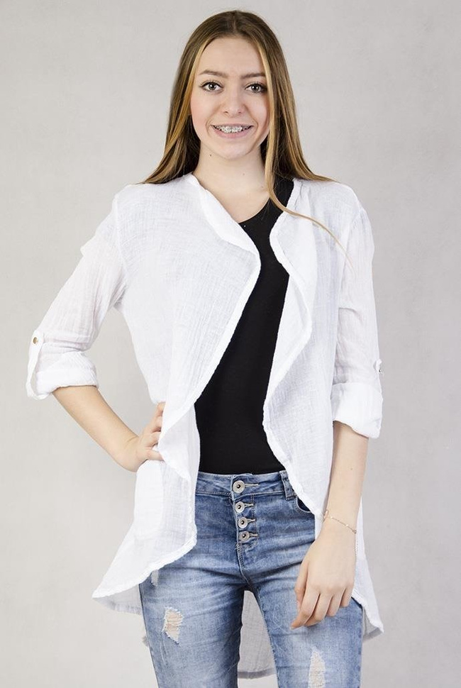 Biała narzutka z ażurowym wzorem na plecach