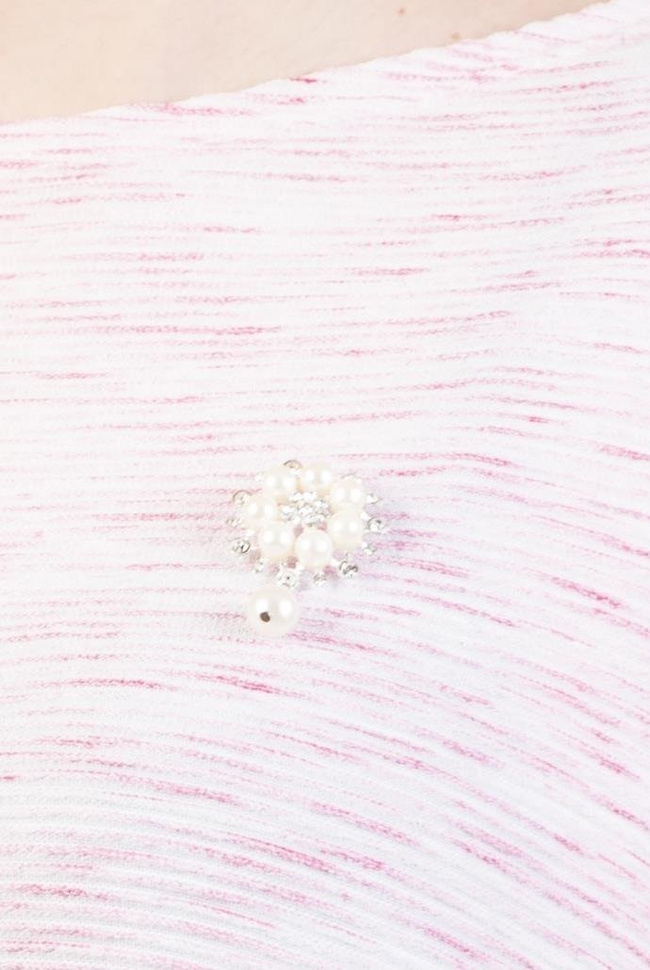 Jasno-różowa tunika z dwoma kieszeniami oraz broszką