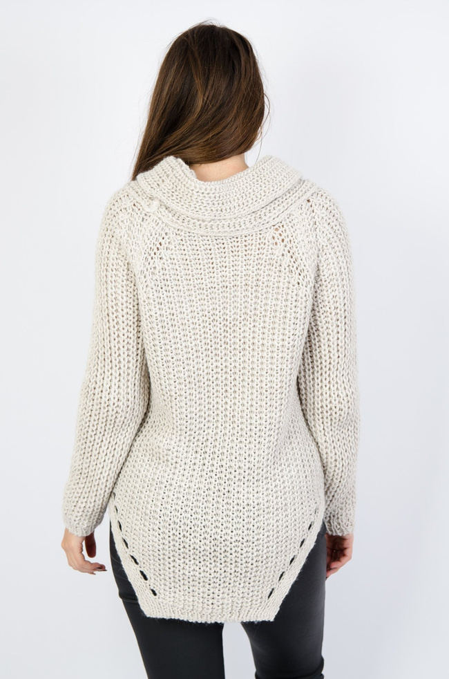 Beżowy sweter z golfem oraz asymetrycznym dołem