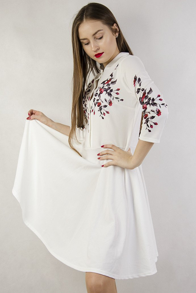 Biała sukienka z kwiatami