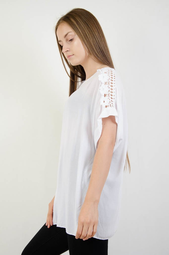 Biała bluzka oversize z ażurowymi wstawkami na ramionach 