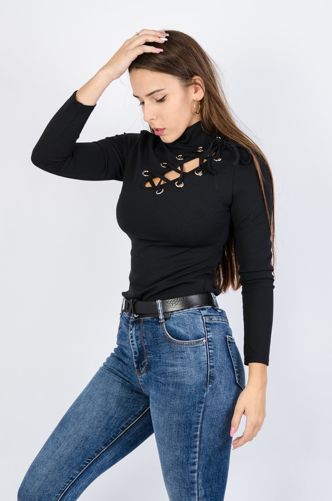 Czarna bluzka z przeplatanym sznurkiem przy dekolcie