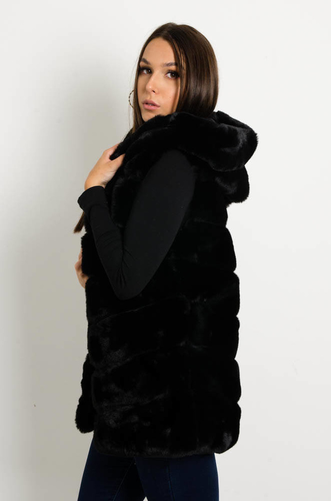 CZARNA FUTRZANA KAMIZELKA Z KAPTUREM