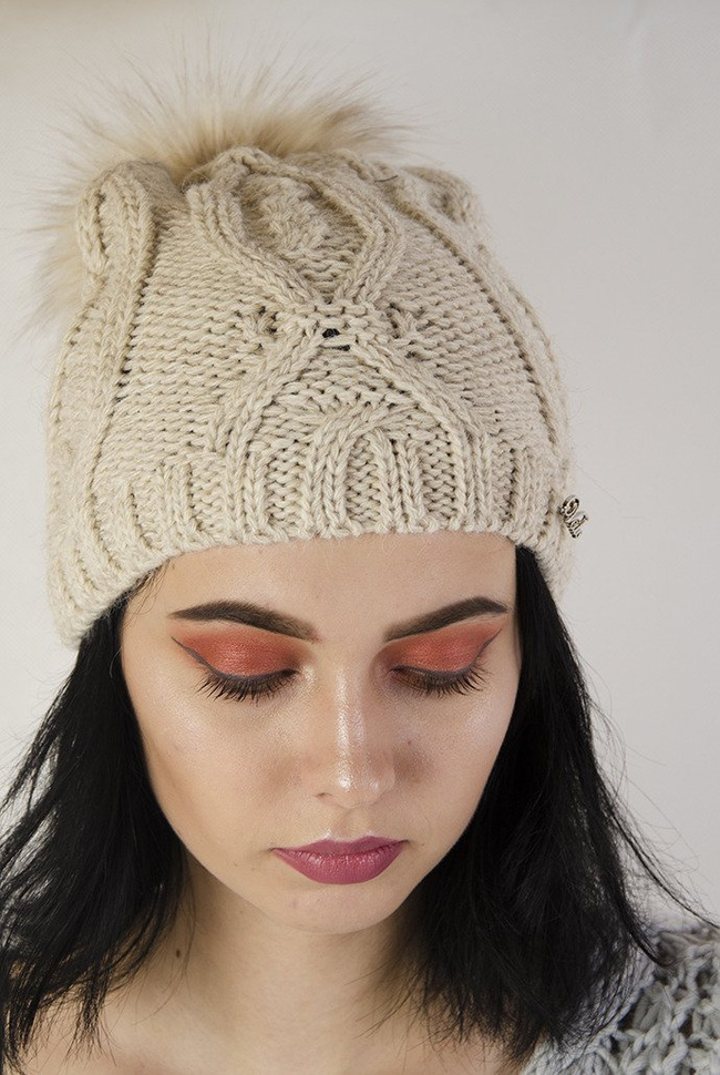 Beżowa czapka z pomponem