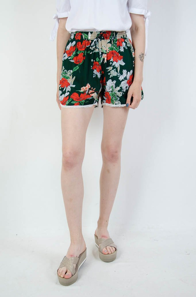 Zielone zwiewne spodenki w kwiaty
